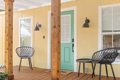 Image de Downtown Bungalow *Newly Listed*