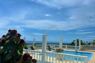 Image de A suite with ocean view balconies, walk-in shower, pool, fire pit, & more! \n\n\n