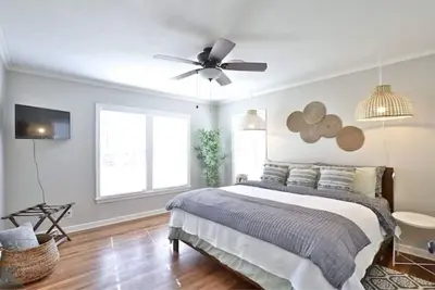 Image de Yellow Door Cottage. Clean! Convenient location!