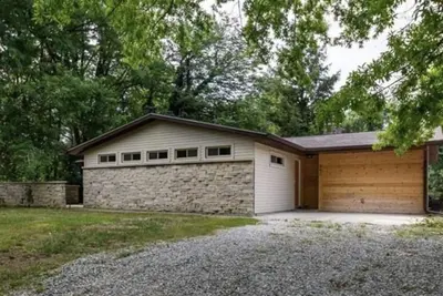 Image de Cozy Mid Century 5 minutes from Iu stadium