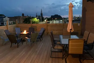 Image de Clean, spacious, tastefully decorated 3 bedroom 2 bathroom Luxury Penthouse Apt