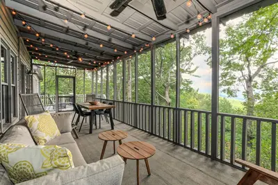 Image de Serenity Ridge - Cozy Interiors, Outdoor Spaces + Pet Friendly!