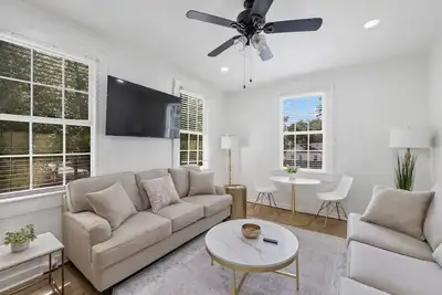 Image de Luxury Home— Midtown; Huge Backyard; Mardi Gras