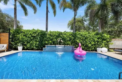 Image de Poinsettia Palms! Giant Heated Pool! Hot Tub, Fire Pit, PuttngGreen, N64, IceBath, Gym!