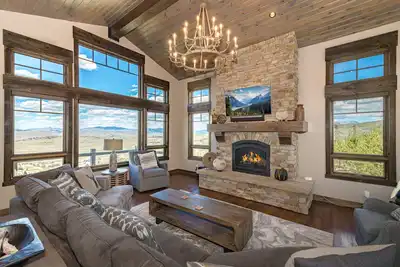Image de Mountainside Vista - Luxury Home with Stunning Views - Ski In / Ski Out!