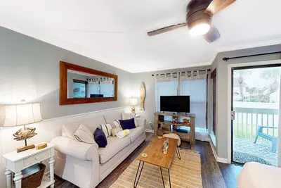 Image de Dog-friendly charming beach condo with pool, hot tub, sauna, deck & water access