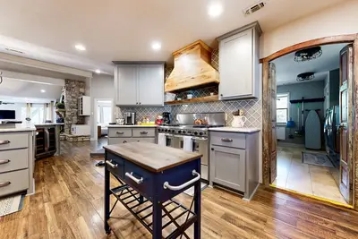 Image de Spacious dog-friendly home settled on a serene property with wrap-around porch