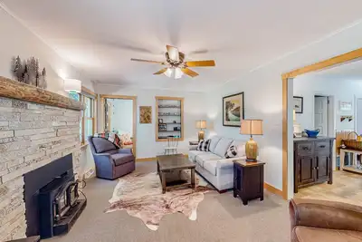 Image de Lakefront home with private dock, fireplace, deck, grill, fast WiFi, lake views