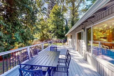 Image de Dog-friendly home with large yard, inviting deck & spacious layout