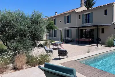 Image de Mazet avec piscine chauffée sur demande et cheminée, au cœur  de Fontvieille.