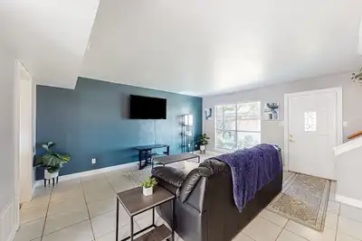 Image de Courtyard-style condo with on-site pool, private balcony, & in-home bar