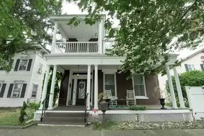 Image de Book a Hauntingly Memorable Stay at The Enslin House: Haunted House in UpstateNY