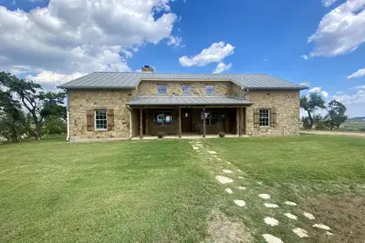 Image de Hill Country ranch compound set on 200 hundred acres with amazing views.