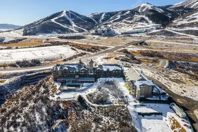 Image de Top Floor Deer Valley Gondola Lakefront Condo- Great views