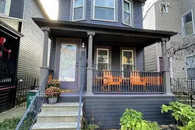 Image de Charming Urban Oasis\nConveniently located on a small historic street.