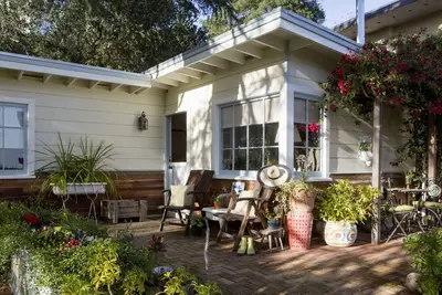 Image de Charming secluded cottage just twelve minutes from Downtown! Pet friendly!