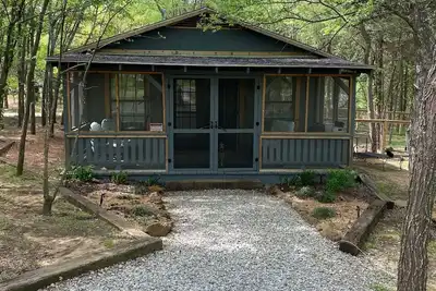 Quiet, peaceful little cabin just one mile from flowing wells marina