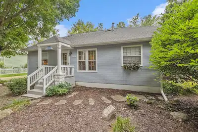 Image de Garden-style cottage with easy beach access, screened porch & small yard