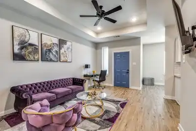 Image de Posh living in gated new area!