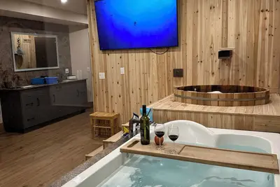 Image de Romantic Luxury Retreat w/Private Sauna & Spa: Steam Shower, Ofuro, Fp, pets ok!