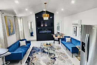 Image de Private Lux Home w/ Separate Lounge / Hot Tub / Backyard Oasis / Golf / Fire Pit