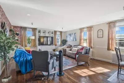 Image de Historic Condo on King St, 2 blocks from Waterfront, Walk Score of 98 Wow!