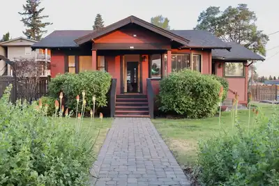 Image de House near Old Mill District and Box Factory with Hot Tub & Fire Pit.