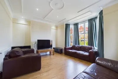 Image de 4 bed | 3 bath | garden | dedicated parking. Close to transport + shops + park.