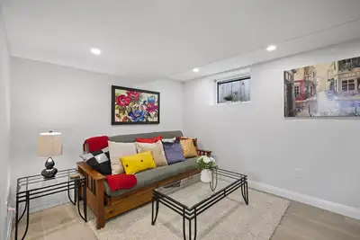 Image de New 2 bedroom legal basement apartment