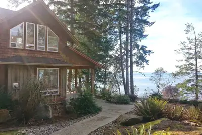Image de SeaDog Oceanfront Cottage with Private Hot Tub!