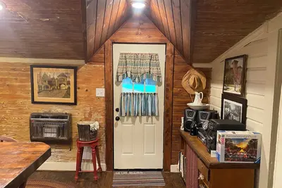 Image de Cozy Cottage on Creek 1/2 mi. from Barnsley Resort - No Cleaning or Pet Fees