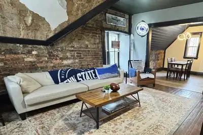 Image de Stylish, Historic Psu-themed Apt. —2 blocks from Waterfront