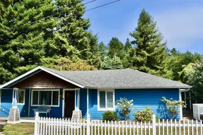 Image de Lovely Craftsman Beach House in downtown, close to everything!