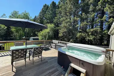 Image de Relaxing getaway with fenced in yard & hot tub!