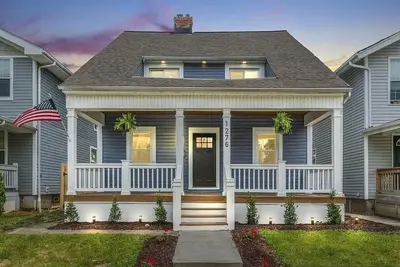 Image de 5th Street Retreat! Centrally located family-sized home with game room & deck