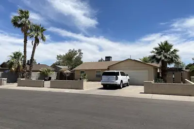 Image de Step into comfort and style as you enter this inviting abode in Glendale