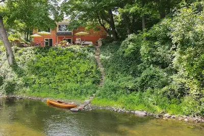 Image de Riverside retreat with hot tub on the Huron River! 10 miles to UofM!