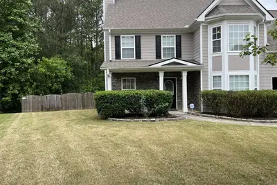 Image de Beautiful Home with huge private fenced backyard 15 mins from Atl airport