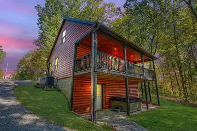 Oak Ridge Preserve- Newly-remodeled Hocking Hills retreat surrounded by a protected nature preserve!