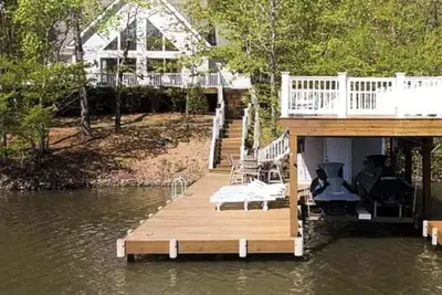 Image de Stunning property with 2 docks, kayaks, Sup, firepit, hammock & huge water mat