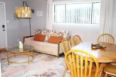 2 Br Stay Mins to Aurora Premium Outlets