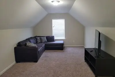 Image de Quiet home away from home. . . 10mins from airport. Very spacious