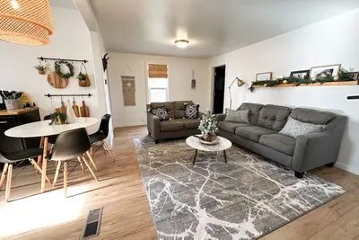 Image de Cozy 2 bed/ 1 bath home - Minutes from Unl & Downtown. Pet- Friendly!