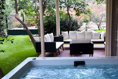 Image de 4bd Apartment with Outdoor Jacuzzi Garden