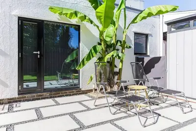 Image de Mid-Century Modern Style 1bd House w\/ Large Garden