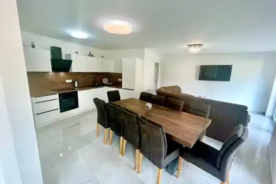 Image de Your Ideal Getaway 4-Bedroom Home, Peaceful Haven Near City Center with a garden