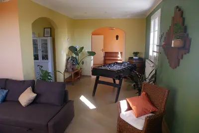 Image de Joli coin de verdure avec piscine et spa