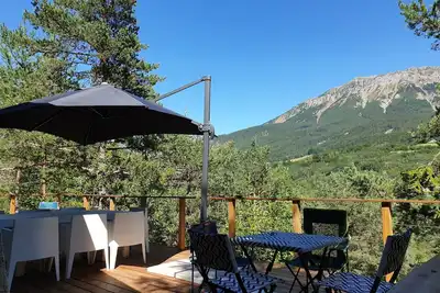 Image de Chalet dans les arbres au calme, vue sur la montagne, avec grande terrasse