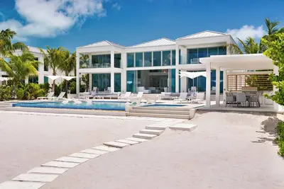 Image de Stunning beachfront villa with 2 stories of windows to take in the ocean view - Seaclusion