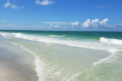 Image de Bright & airy heated pool house. Sleeps 12 & 8 minutes from Anna Maria beaches!